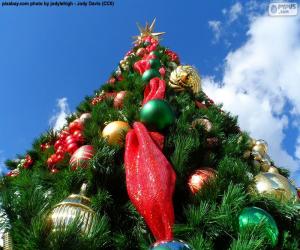 Puzzle Arbre de Noël avec des boules et des étoiles et avec une grande étoile éclairé en haut