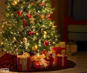 Puzzle Arbre de Noël décoré de perles, de rubans, d'une grande étoile et avec des cadeaux sous