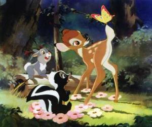 Puzzle Bambi et ses amis Fleur et  Pan-Pan dans le bois en jouant avec un papillon