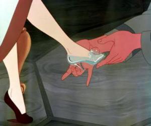 Puzzle Cendrillon en étant prouvé le soulier de cristal perdue dans le palais en sortant en courant juste avant minuit