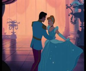 Puzzle Cendrillon et le Prince en dansant amoreux dans la grande danse de palais