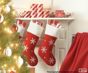 Puzzle Chaussettes de Noël avec décoration et accrochés au mur de la cheminée