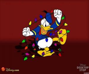 Puzzle Donald Duck essaie avec colère à l'endroit d'une guirlande de lumières de Noël