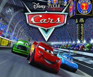 Puzzle Flash McQueen dans le circuit en pleine compétition suivie par deux de ses opposants