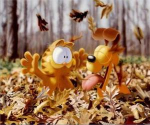 Puzzle Garfield et Odie à jouer avec les feuilles mortes à l'automne