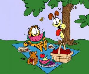Puzzle Garfield manger sur le terrain avec son ami Pookie, tandis que l'espion Odie