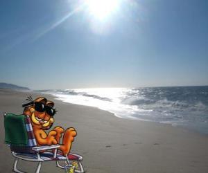 Puzzle Garfield sur la plage assis dans un transat