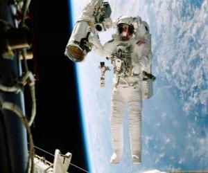 Puzzle L'astronaute au cours d'une mission dans l'espace en utilisant un sac à dos de propulsion