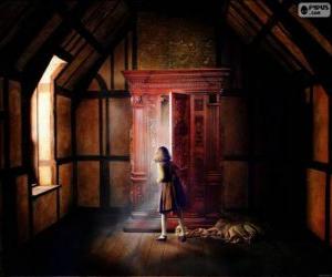 Puzzle La pequeña Lucy Pevensie en pénétrant dans le armoire