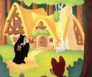 Puzzle La Reine habillé comme une sorcière se trouve à proximité de la maison des sept nains de Blanche-Neige une pomme empoisonnée