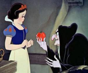 Puzzle La reine habillée comme une sorcière de Blanche-Neige donne une pomme empoisonnée et dit que avant de mordre faire un voeu