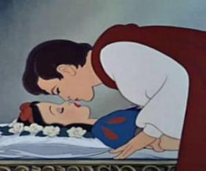 Puzzle Le Prince donne un baiser d'amour à Blanche-Neige en la réveillant de l'enchantement de la sorcier