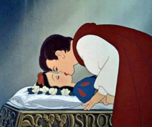 Puzzle Le Prince donne un baiser d'amour à Blanche-Neige en la réveillant de l'enchantement de la sorcier