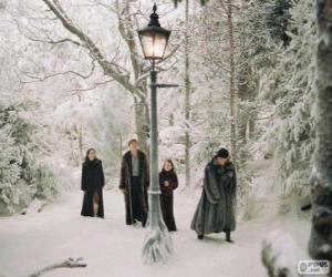 Puzzle Les frères et sœurs Pevensie, Peter, Susan et Lucy, dans la forêt magique de Narnia