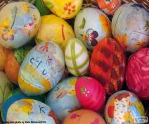 Puzzle Les œufs décorés et des fleurs pour célébrer l'arrivée de Pâques