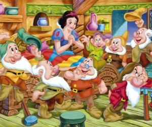 Puzzle Les sept nains heureux d'avoir la Princesse Blanche-Niege est la maison