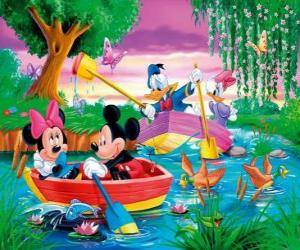 Puzzle Mickey et Minnie dans une promenade romantique en boîte ainsi que Donald et Daisy