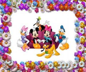 Puzzle Mickey et Minnie Mouse avec Donald, Daisy, Goofy et Pluto