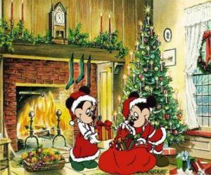 Puzzle Mickey et Minnie Mouse déguisé en Père Noël avec un sac plein de cadeaux à côté de l'arbre de Noël