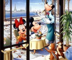 Puzzle Mickey et Minnie sur une terrasse à Paris et où le garçon est Goofy