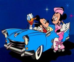 Puzzle Mickey Mouse et Donald dans une voiture alors qu'il prend note Minnie