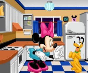 Puzzle Minnie dans la cuisine avec Pluton