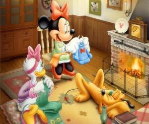 Puzzle Minnie et Daisy tricoter une écharpe et un maillot de Mickey, Donald et Pluto tranquillement pendant son sommeil