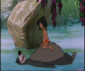 Puzzle Mowgli au-dessus du ventre de son ami dans la rivière Balooo