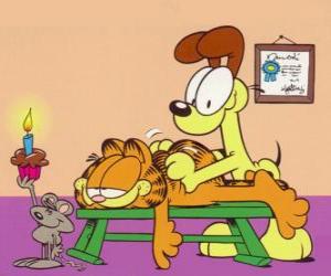 Puzzle Odie fait un massage aux Garfield, tandis qu'une souris avec une bougie les éclaire