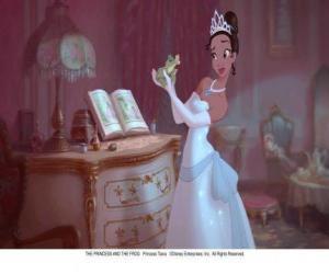 Puzzle Penser qu'elle est une princesse, le prince demande à Tiana, d'embrasser de rompre le charme