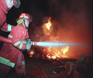 Puzzle Pompier en action avec le tuyau en éteignant un incendie