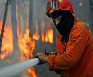 Puzzle Pompier en action avec le tuyau en éteignant un incendie