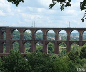 Puzzle Pont de la valle du Göltzsch ou Göltzschtalbrücke est le plus grand pont de brique du monde. Pont ferroviaire entre la Saxe et la Bavière, Allemagne