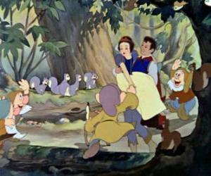 Puzzle Princesse Blanche-Neige aux armes du prince entouré de nains heureux