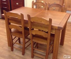 Puzzle Table de salle à manger avec quatre chaises, tout le bois