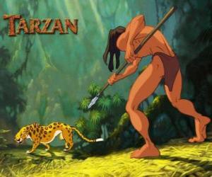 Puzzle Tarzan en combattant avec sa lance contre un léopard