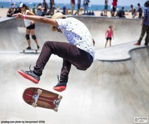 Puzzle Un skateur pratiquant avec la planche à roulette ou skateboard
