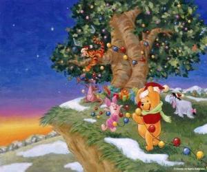 Puzzle Winnie l'ourson et ses amis décorent un sapin pour Noël