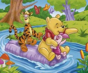 Puzzle Winnie l'Ourson et ses amis Tigrou et Porcinet assis sur un journal de descendre la rivière