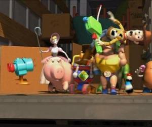 Puzzle Woody est jeté dans le camion par les autres jouets.