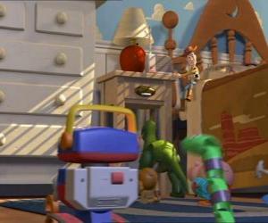 Puzzle Woody est la coordination d'une mission de reconnaissance autour de la fête d'anniversaire d'Andy, pour trouver des cadeaux