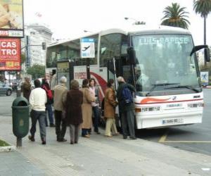 Puzzle Autobus urbain dans l'arrêt d'autobus