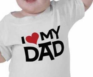 Puzzle Bébé avec un shirt qui dit J'aime mon père
