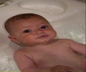 Puzzle Bébé dans la baignoire