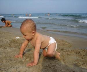 Puzzle Bébé ramper sur la plage
