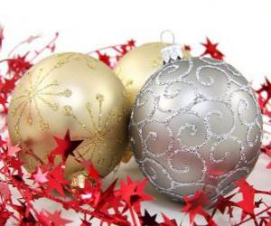 Puzzle boules de Noël décoré d'étoiles et un ruban