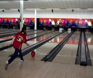 Puzzle Bowling ou jeu de quilles - Joueusse lançant une boule vers les quilles