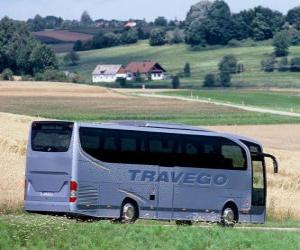 Puzzle Bus de passagers dans le paysage