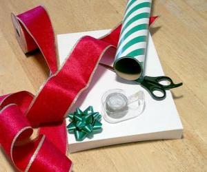Puzzle Cadeaux de Noël avec des ciseaux ruban et décoration