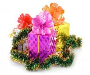Puzzle Cadeaux de Noël dans différentes boîtes de rubans